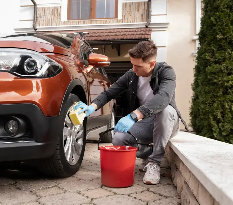 Lavage auto à domicile La Tour-en-Jarez : professionnel intervenant sur un véhicule